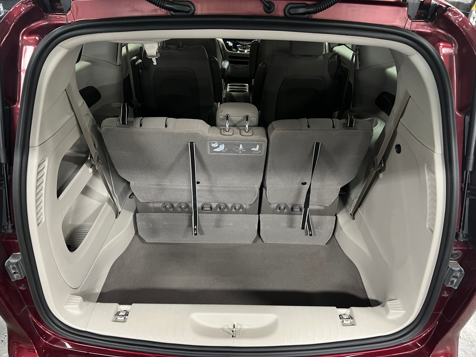 Thumbnail: 2020 Chrysler Voyager - 7