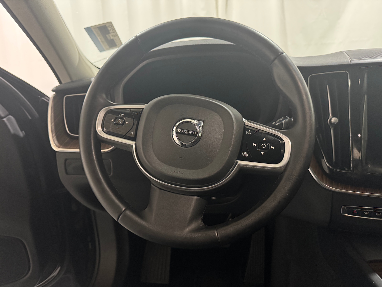 Thumbnail: 2023 Volvo XC60 - 4