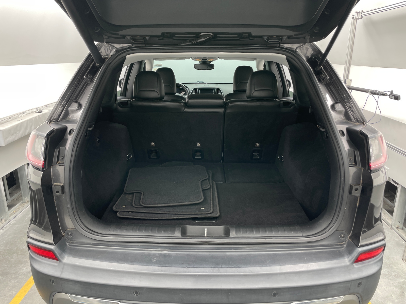 Thumbnail: 2019 Jeep Cherokee - 6