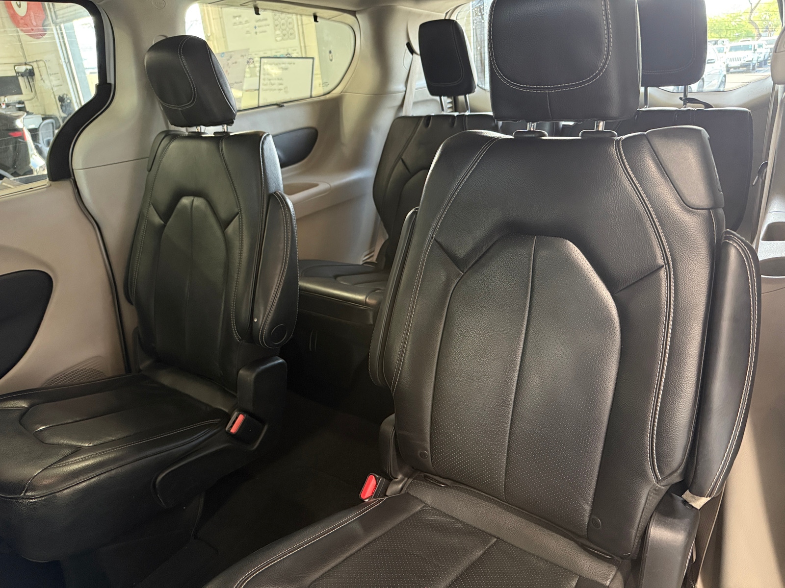 Thumbnail: 2022 Chrysler Pacifica - 5