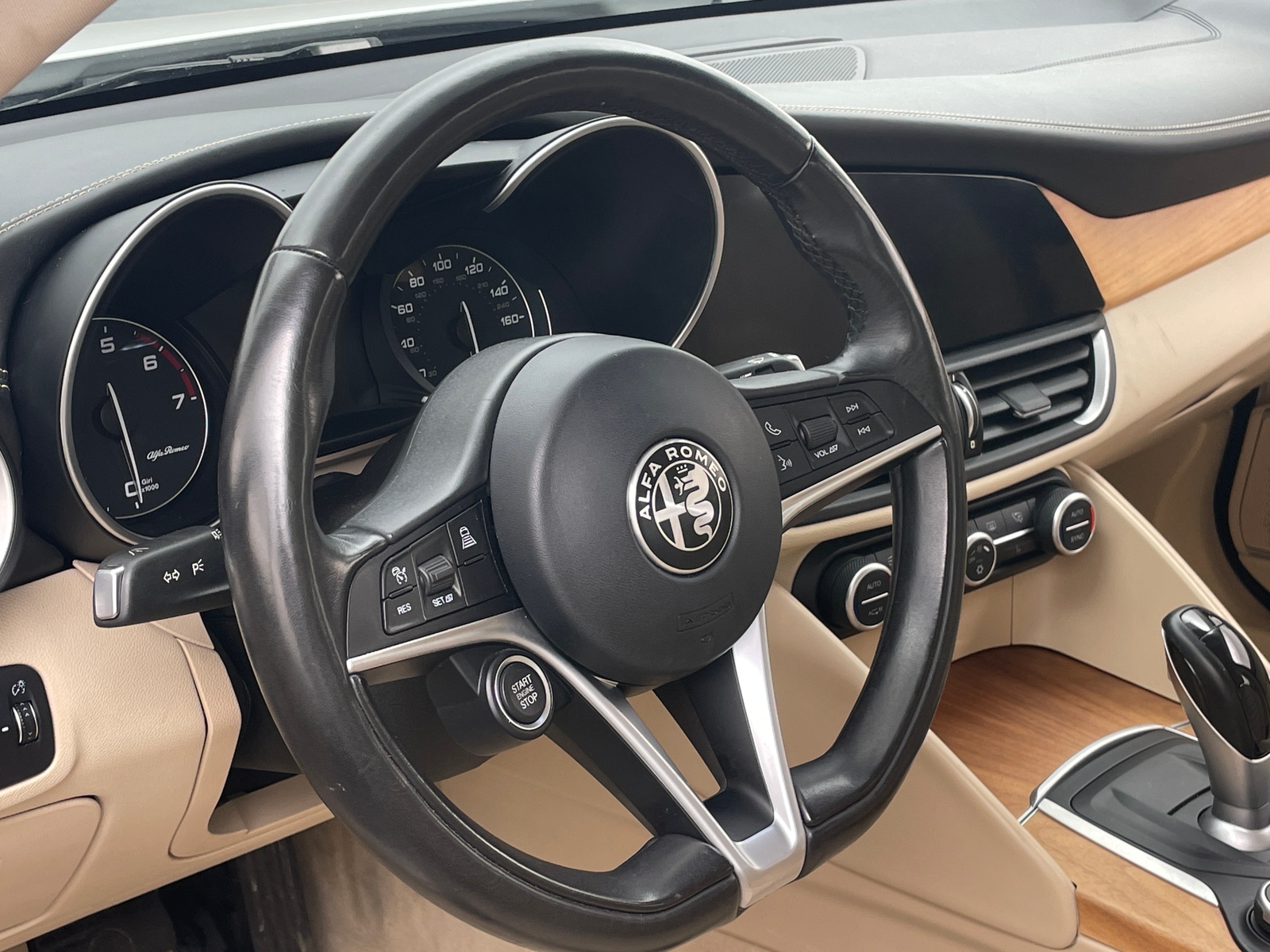 Thumbnail: 2017 Alfa Romeo Giulia - 4