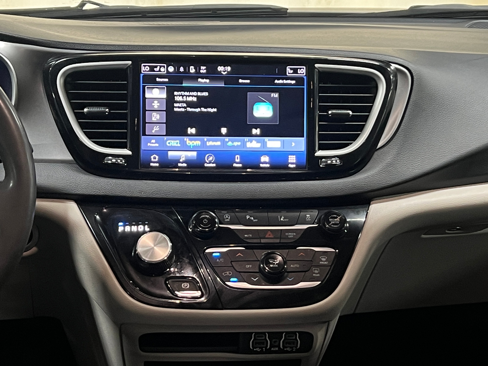 Thumbnail: 2023 Chrysler Pacifica - 3