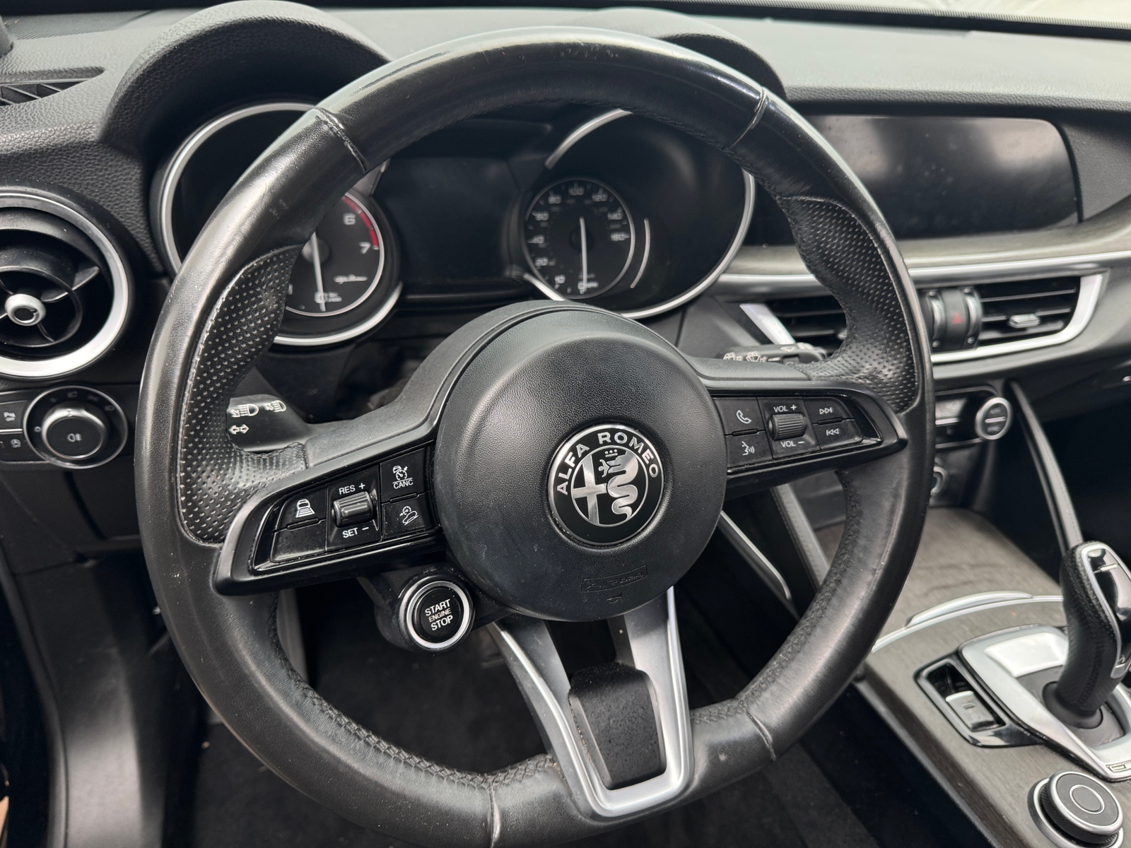 Thumbnail: 2023 Alfa Romeo Stelvio - 4