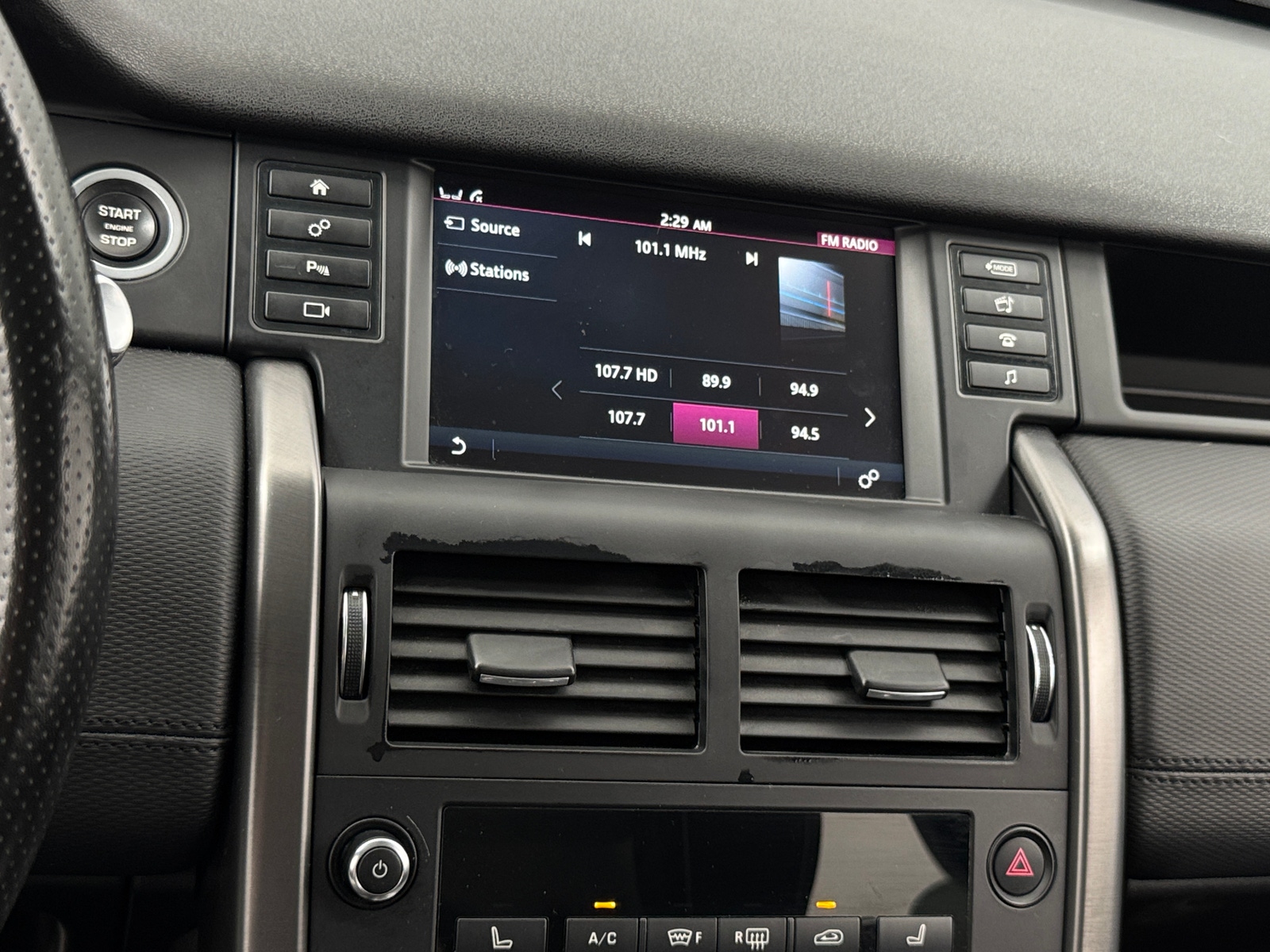 Thumbnail: 2018 Land Rover Discovery Sport - 3