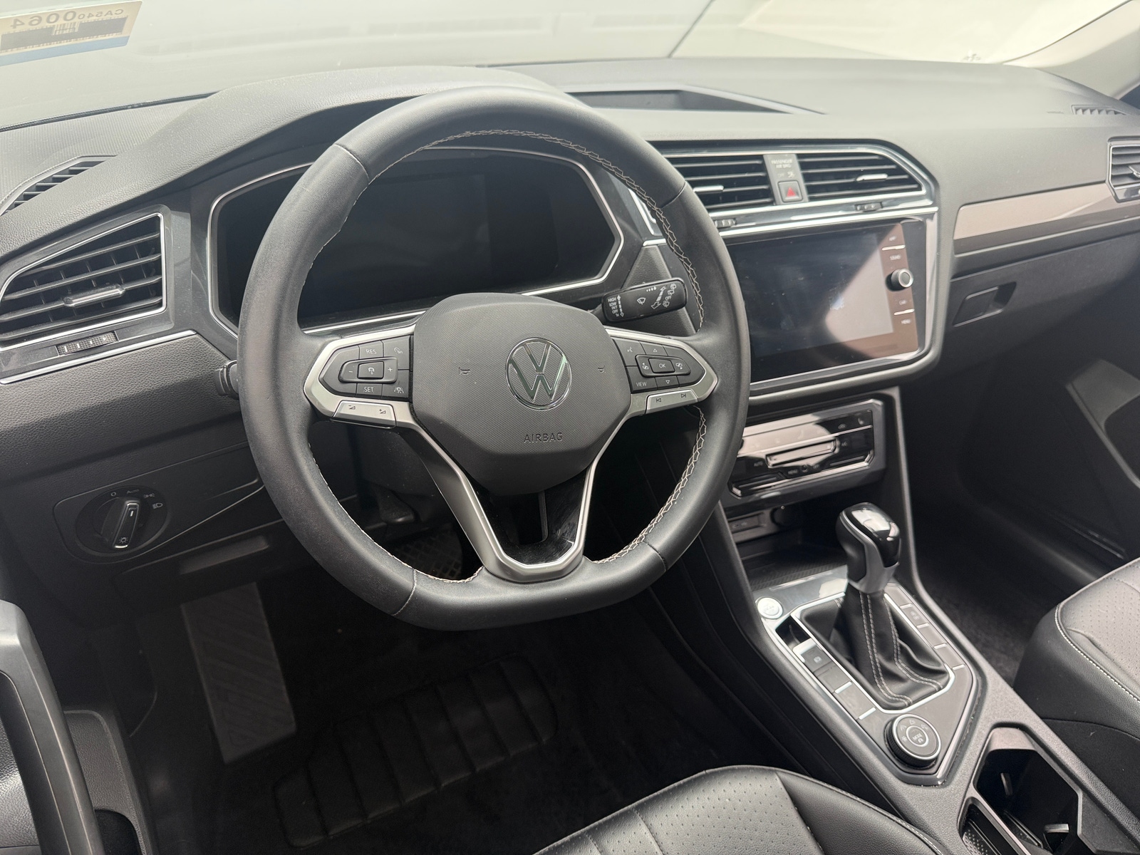 Thumbnail: 2022 Volkswagen Tiguan - 4