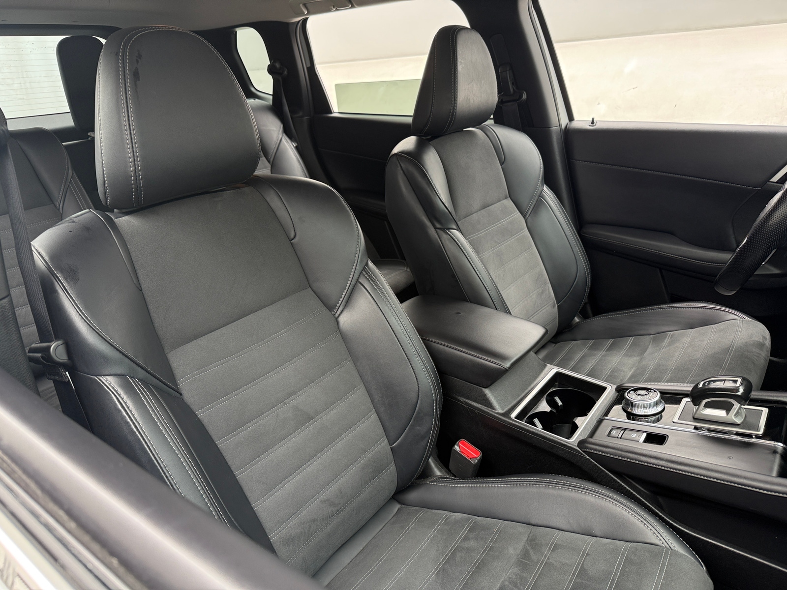 Thumbnail: 2024 Mitsubishi Outlander - 2