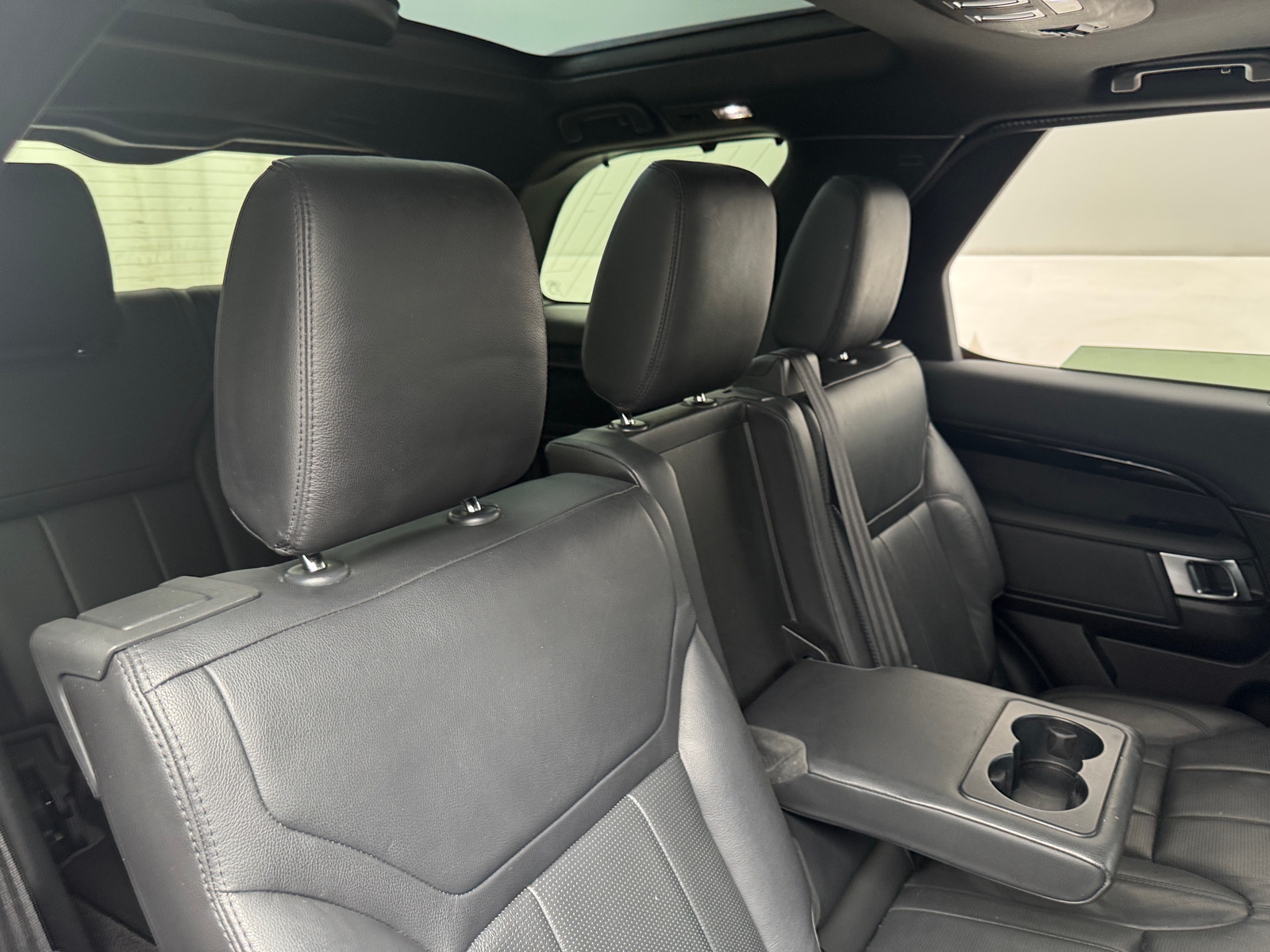 Thumbnail: 2019 Land Rover Discovery - 5