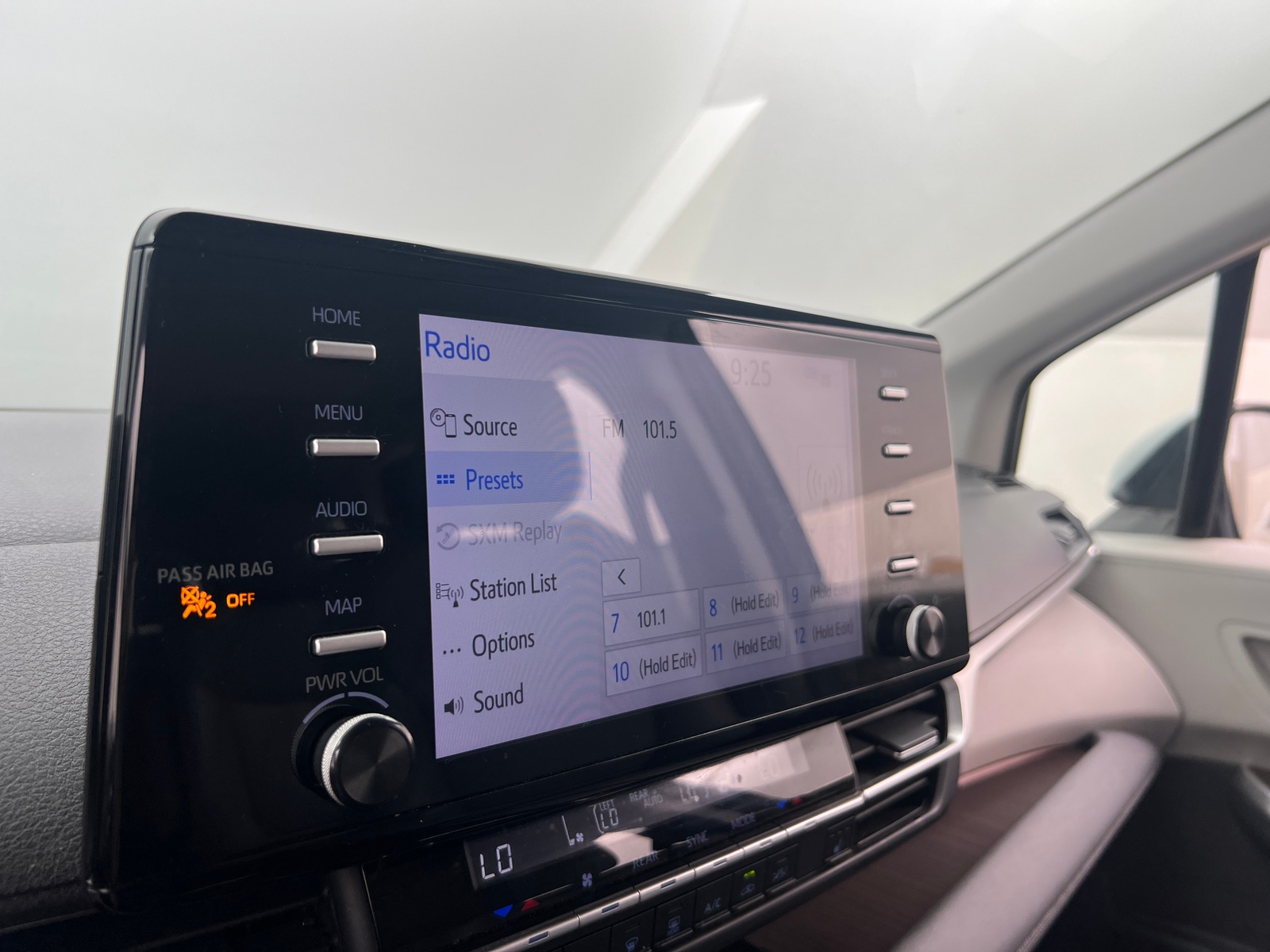 Thumbnail: 2022 Toyota Sienna - 4