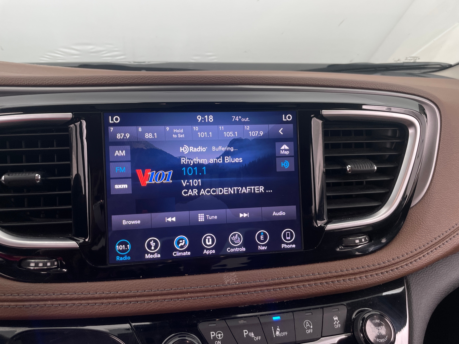 Thumbnail: 2019 Chrysler Pacifica - 3