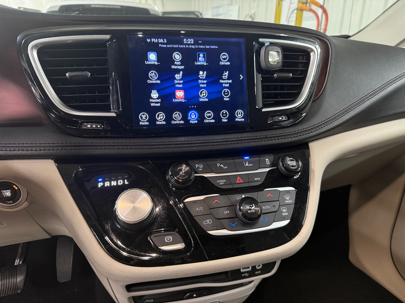 Thumbnail: 2017 Chrysler Pacifica - 3