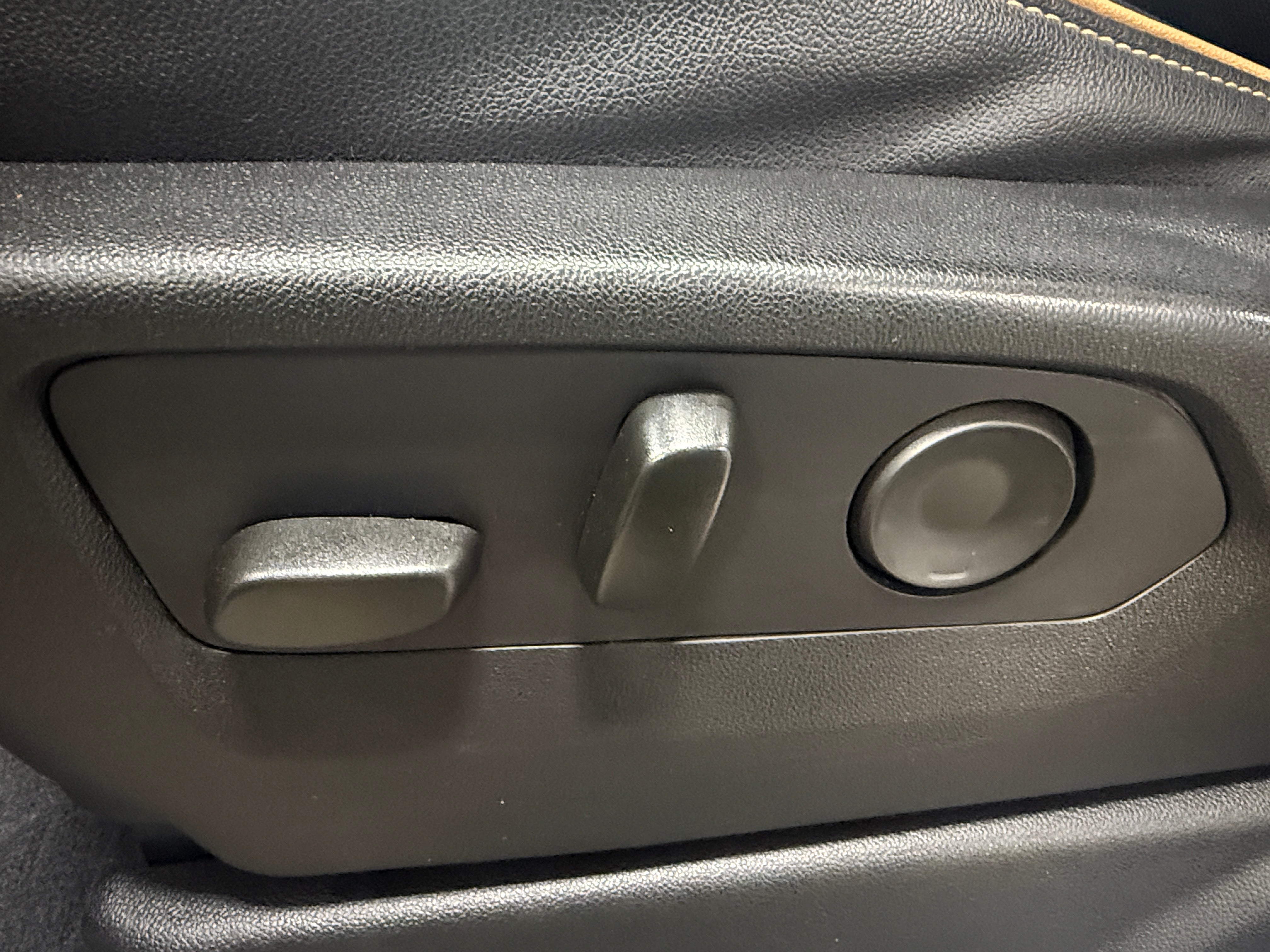 2021 GMC Yukon AT4 - Photo 9