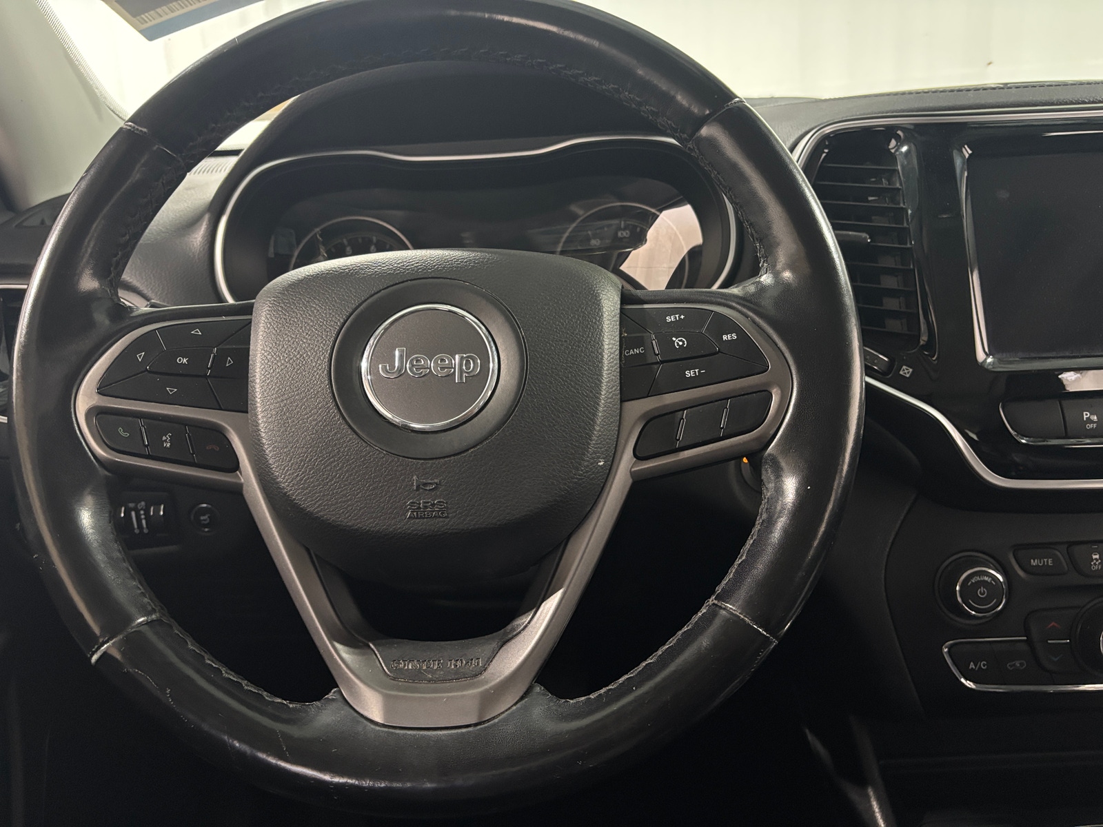 Thumbnail: 2019 Jeep Cherokee - 5
