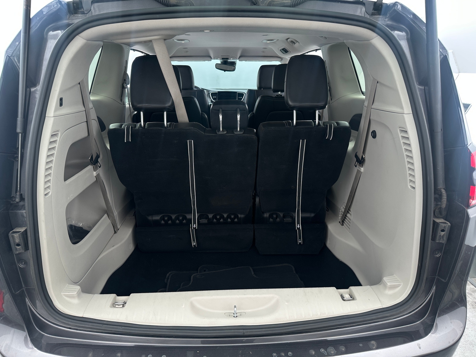 Thumbnail: 2023 Chrysler Pacifica - 6