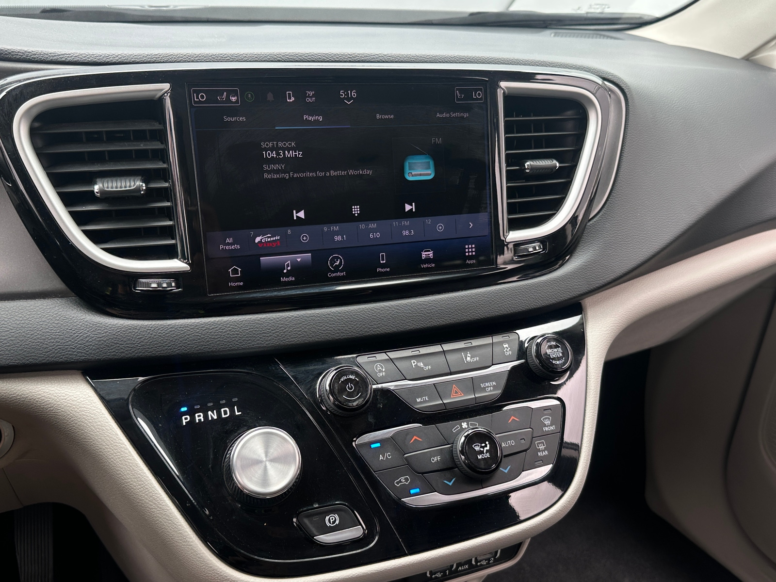 Thumbnail: 2023 Chrysler Pacifica - 3
