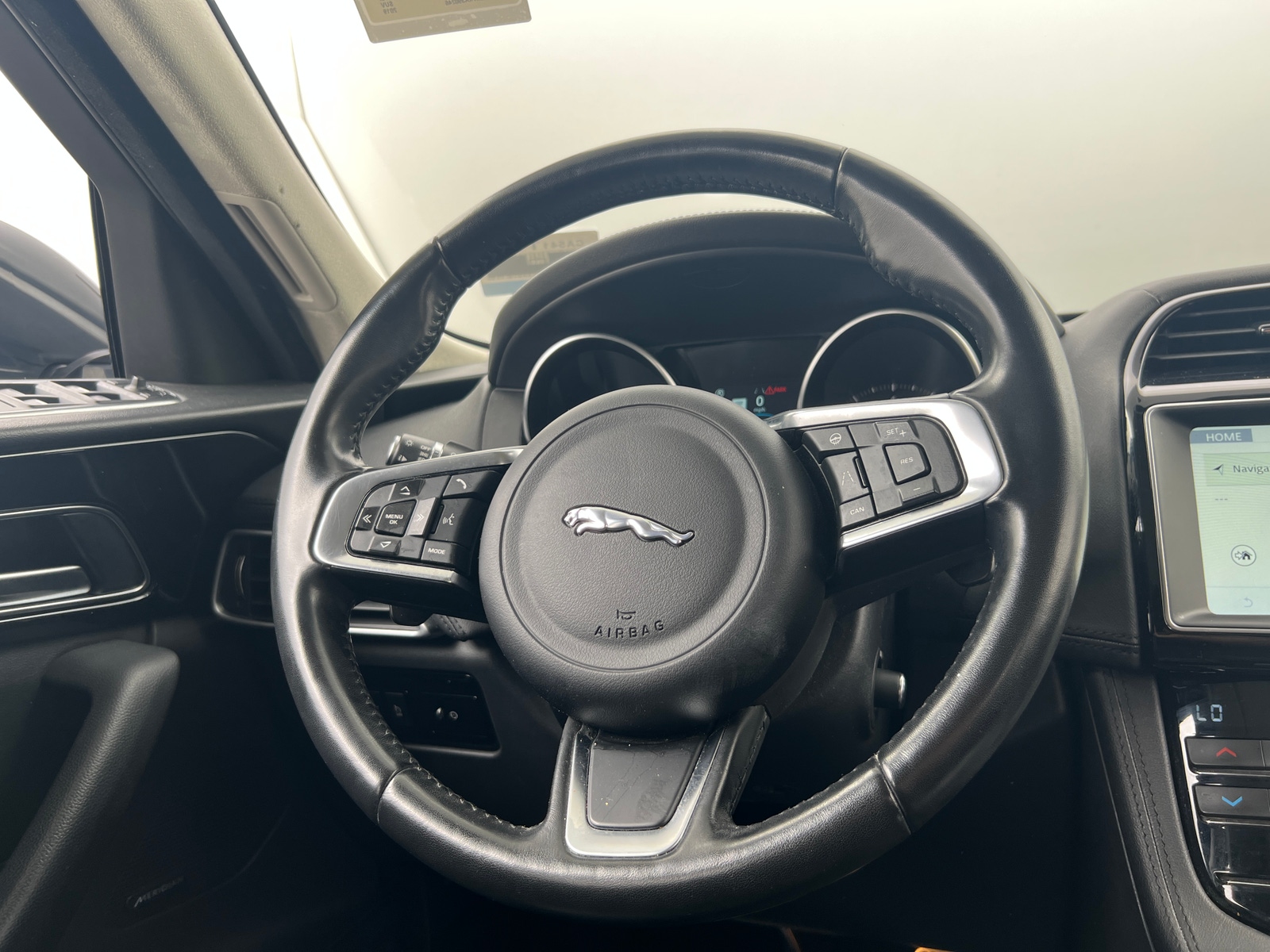 Thumbnail: 2019 Jaguar F-Pace - 4