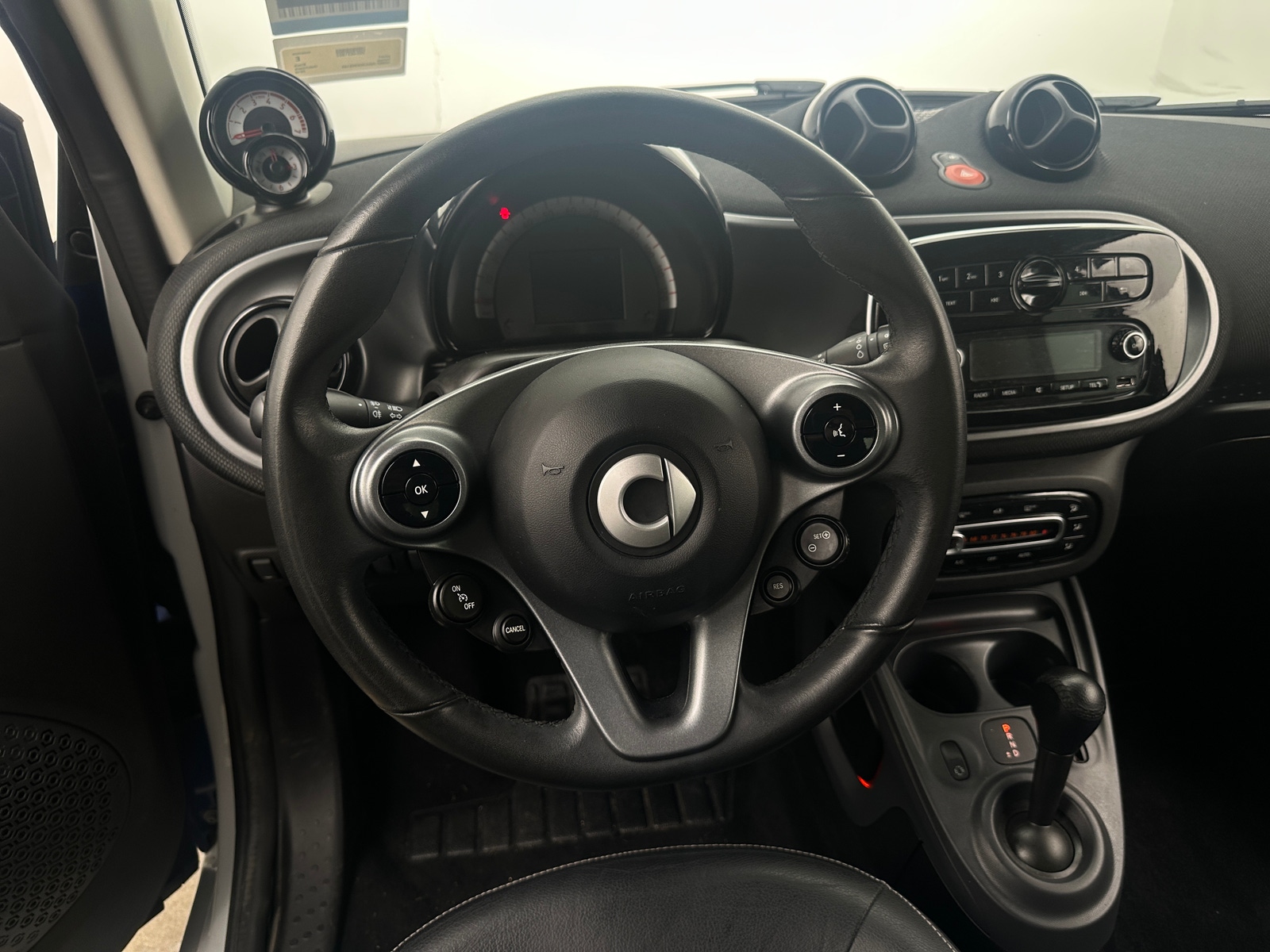 Thumbnail: 2016 smart fortwo - 4