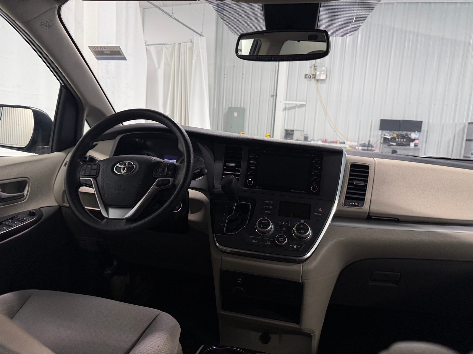 Thumbnail: 2018 Toyota Sienna - 3