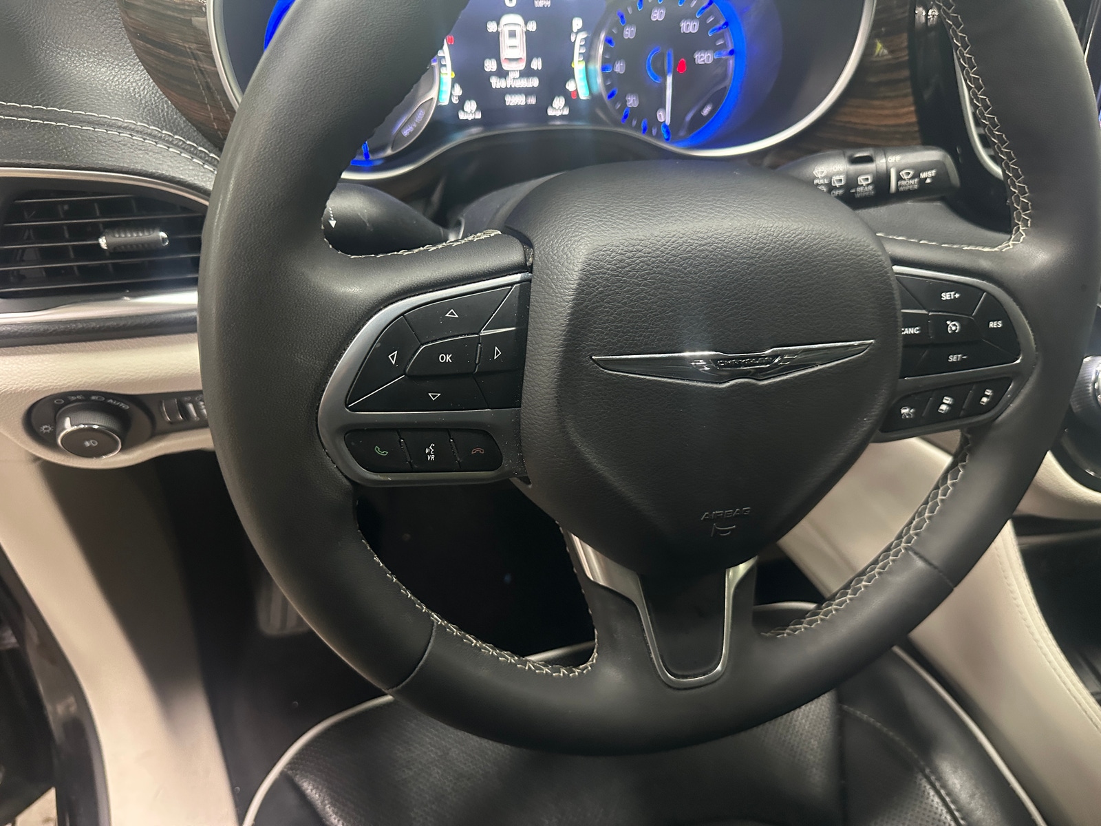 Thumbnail: 2023 Chrysler Pacifica - 4