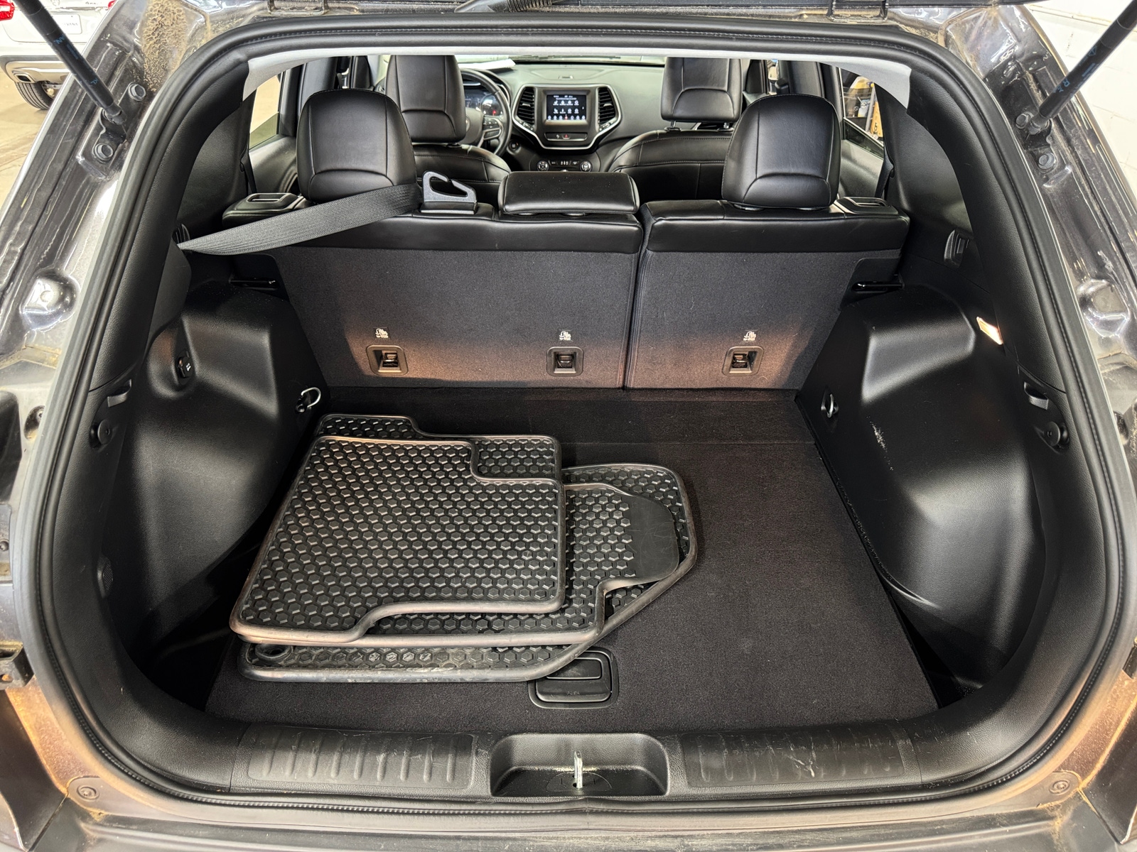 Thumbnail: 2019 Jeep Cherokee - 7