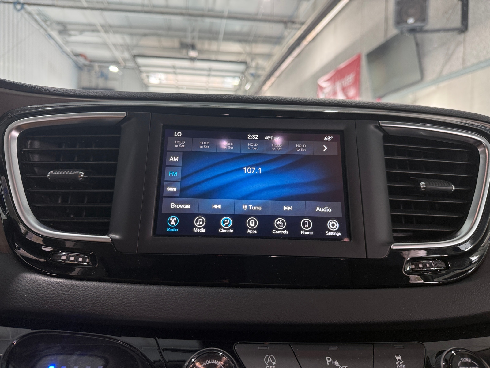 Thumbnail: 2018 Chrysler Pacifica - 3