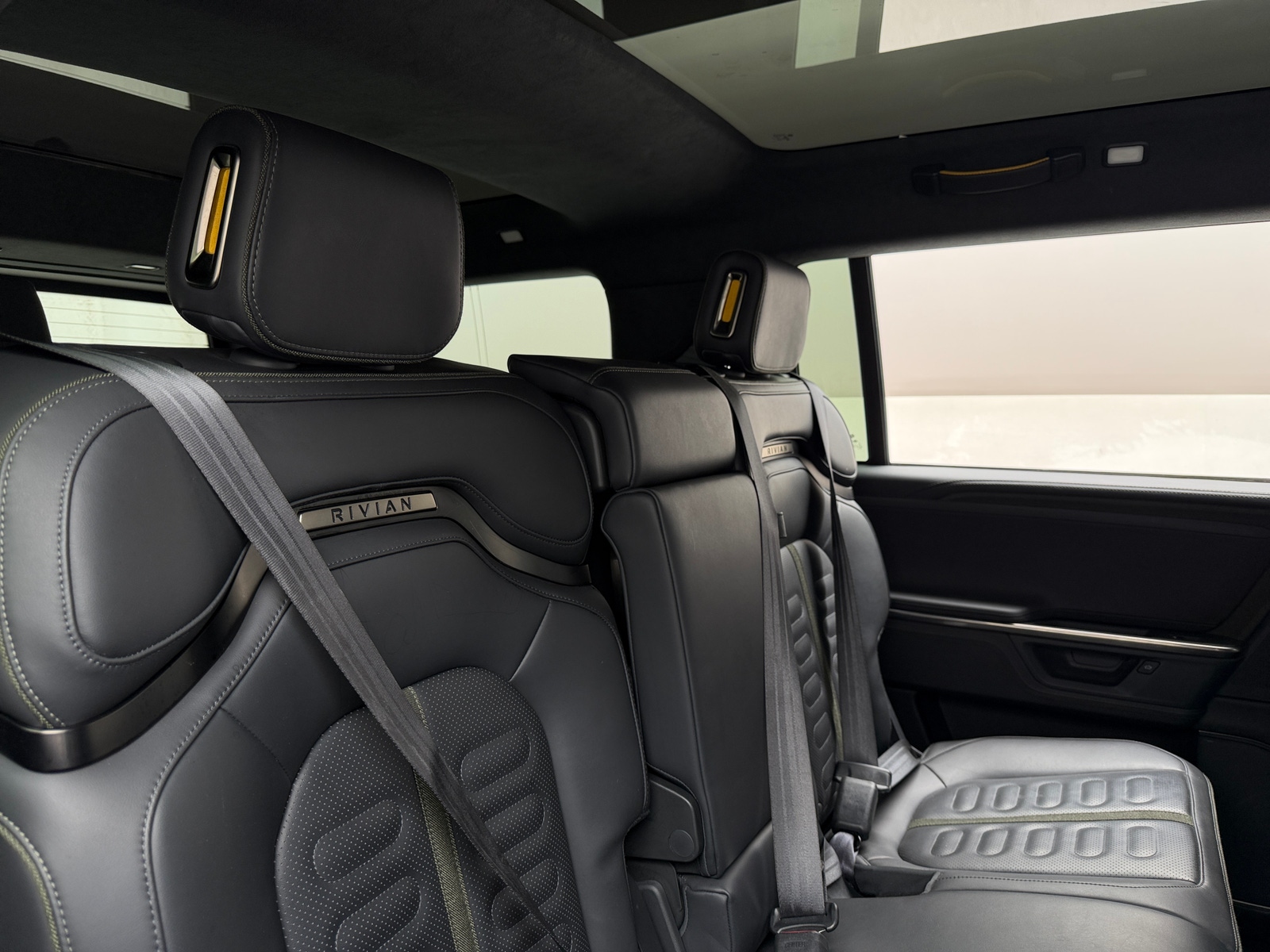 Thumbnail: 2025 Rivian R1S - 5