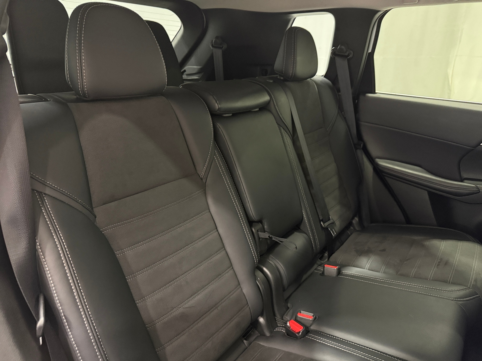 Thumbnail: 2025 Mitsubishi Outlander - 5