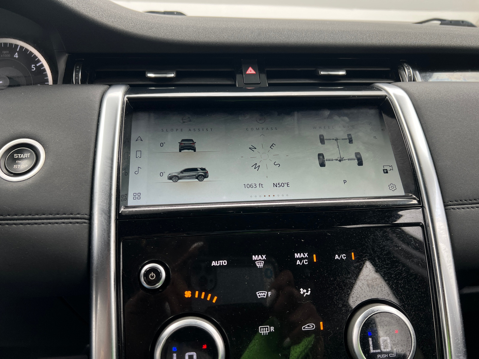 Thumbnail: 2021 Land Rover Discovery Sport - 3
