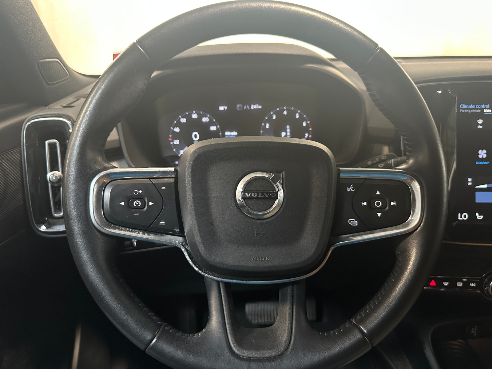 Thumbnail: 2019 Volvo XC40 - 4