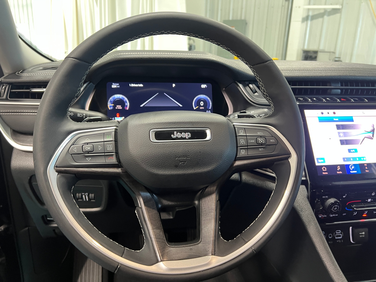 Thumbnail: 2023 Jeep Grand Cherokee L - 4