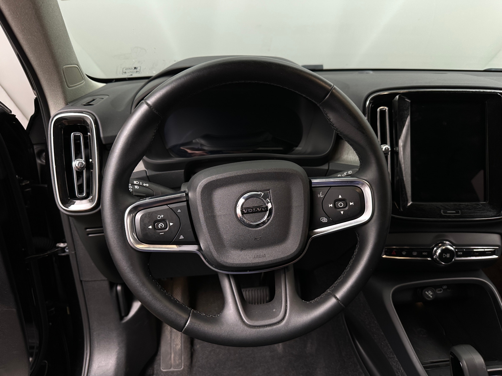 Thumbnail: 2025 Volvo XC40 - 4