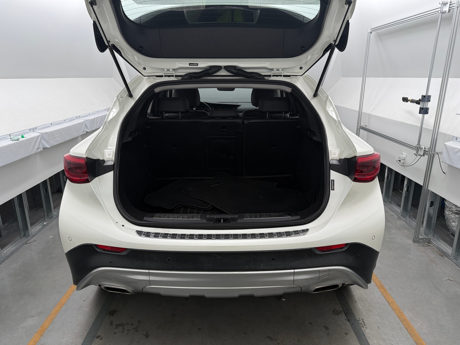 Thumbnail: 2018 INFINITI QX30 - 6