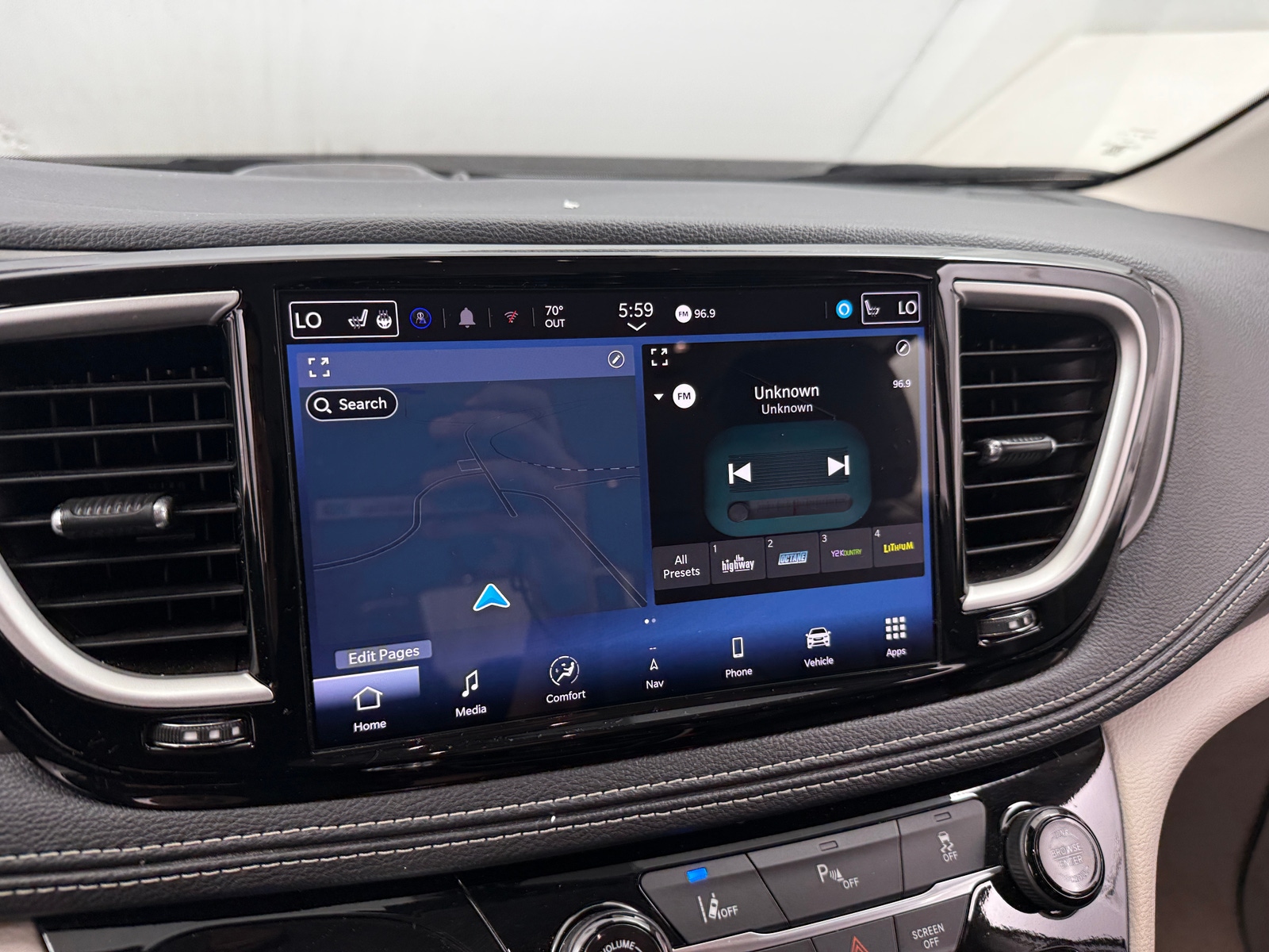 Thumbnail: 2024 Chrysler Pacifica - 3