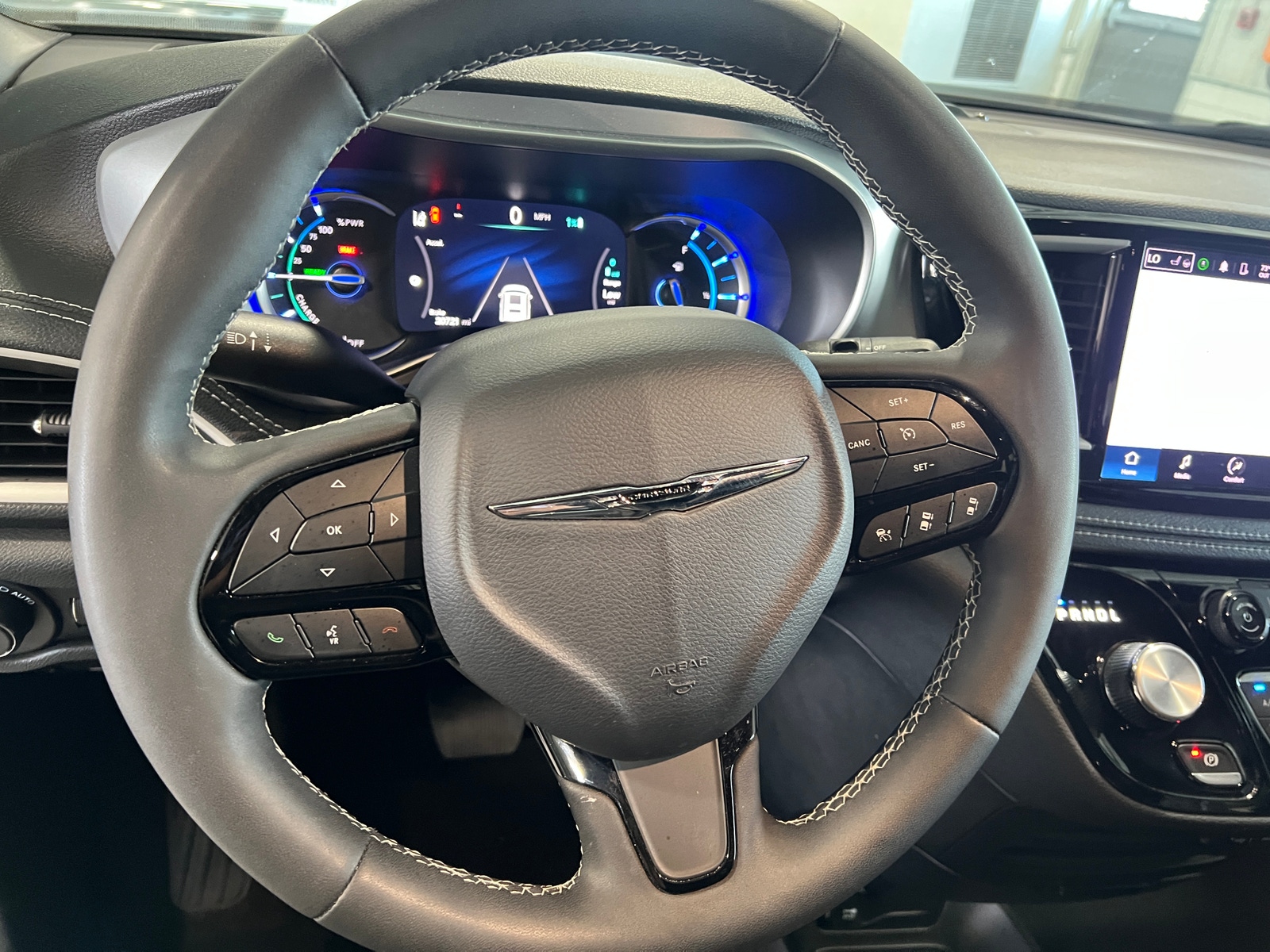Thumbnail: 2023 Chrysler Pacifica - 4