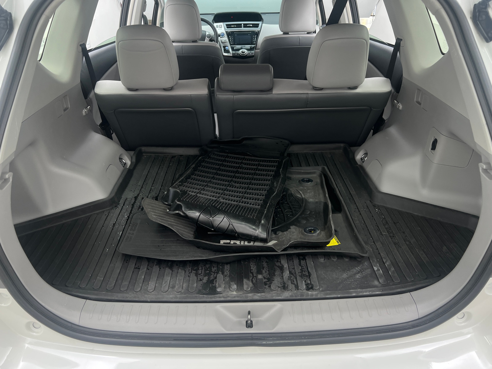 Thumbnail: 2017 Toyota Prius v - 6