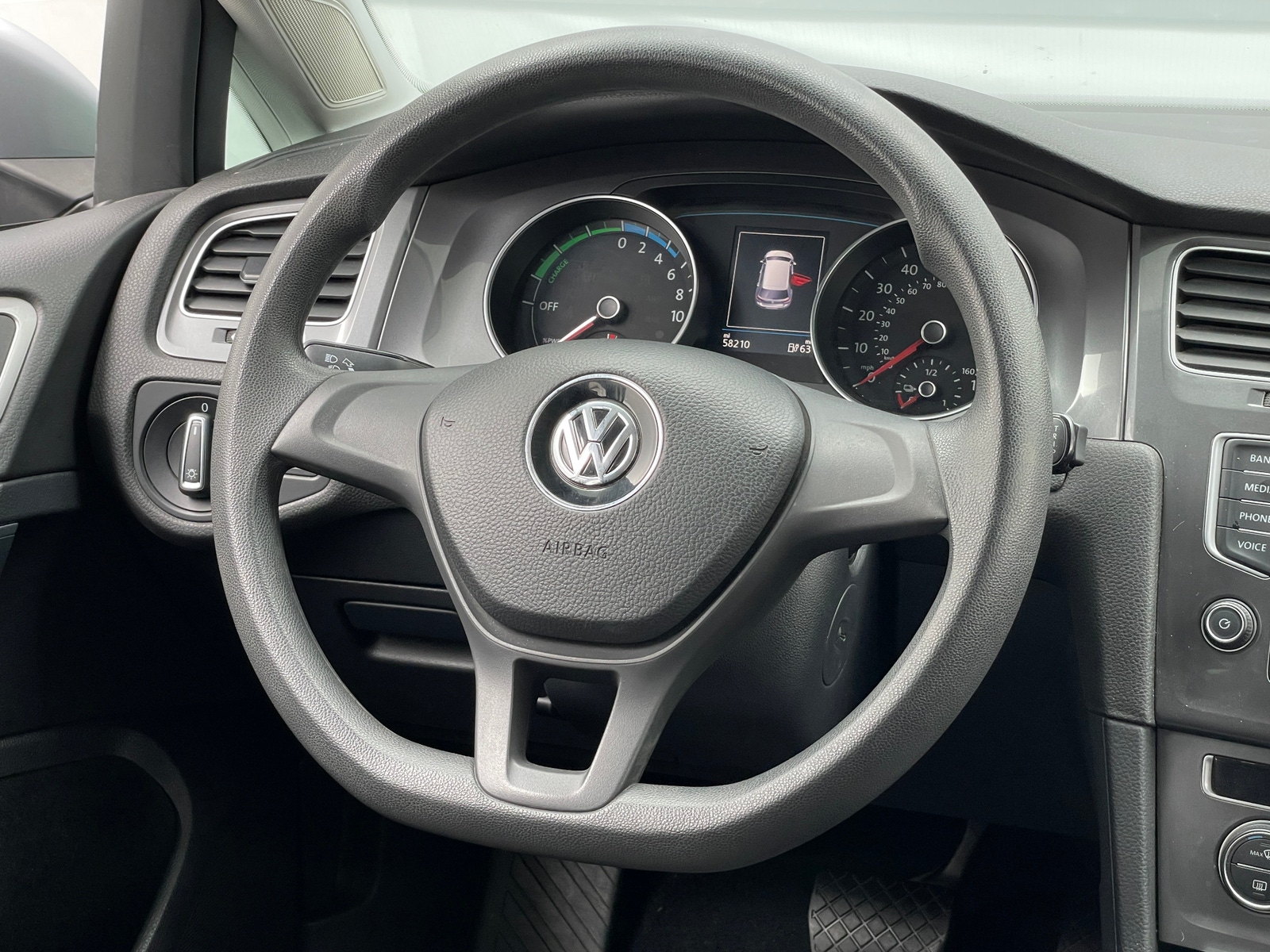 Thumbnail: 2016 Volkswagen e-Golf - 5