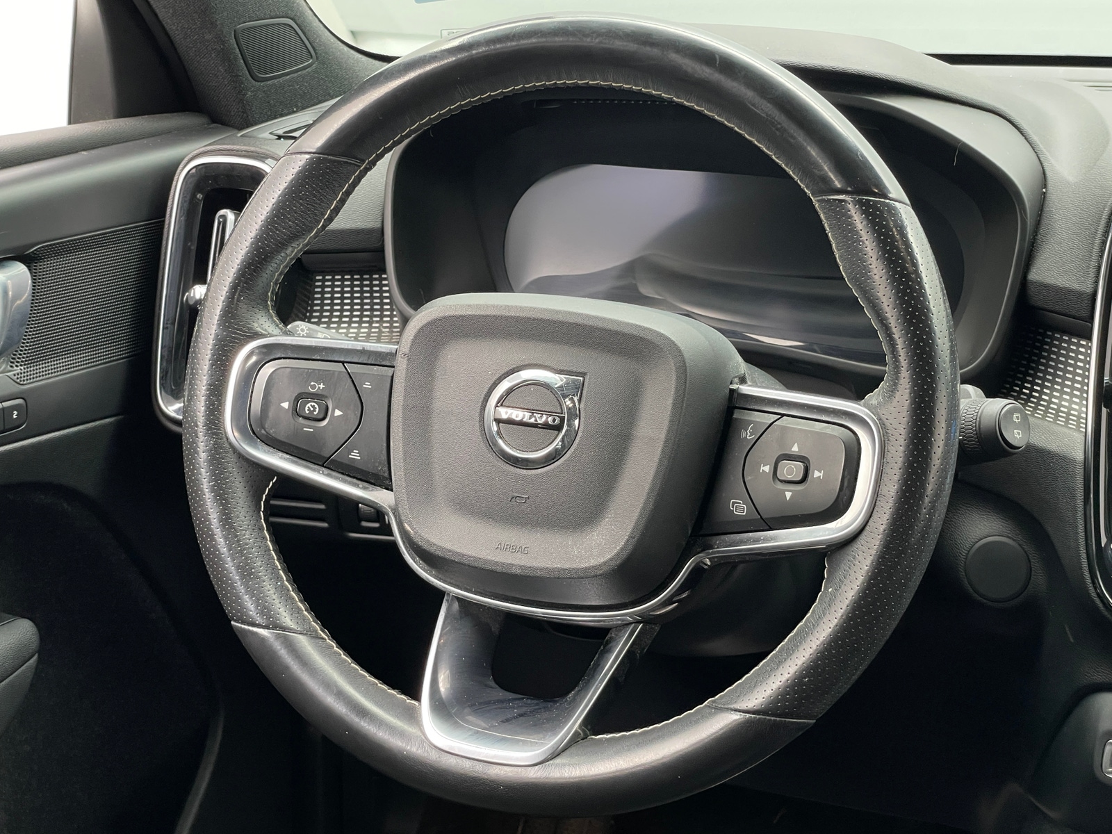 Thumbnail: 2021 Volvo XC40 - 4