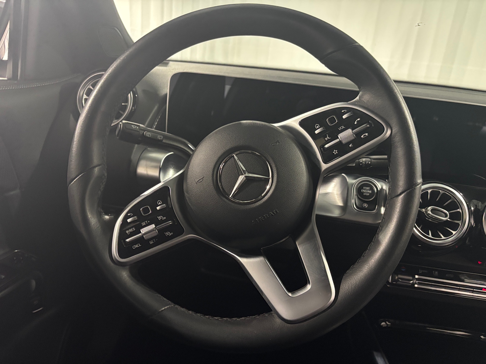 Thumbnail: 2021 Mercedes-Benz GLB - 4