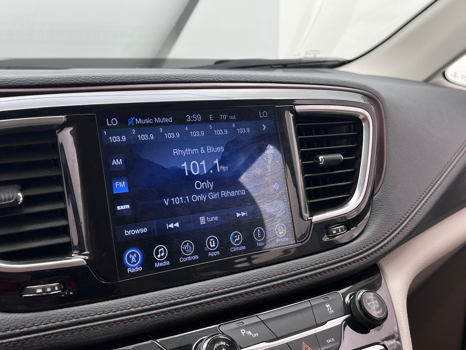 Thumbnail: 2017 Chrysler Pacifica - 3