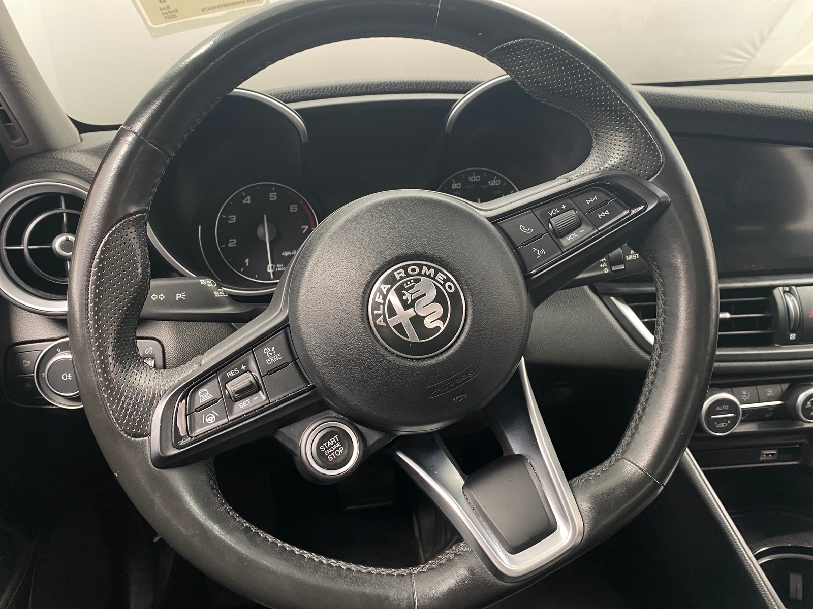 Thumbnail: 2021 Alfa Romeo Giulia - 4