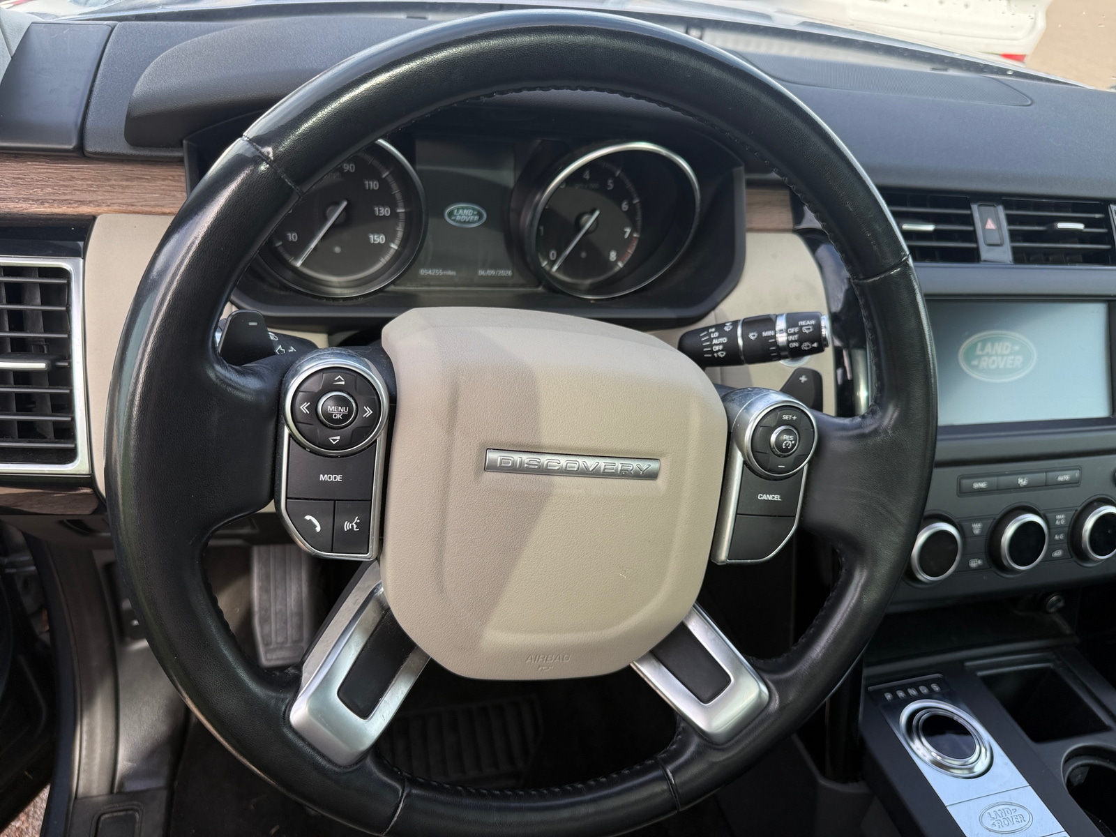 Thumbnail: 2018 Land Rover Discovery - 4