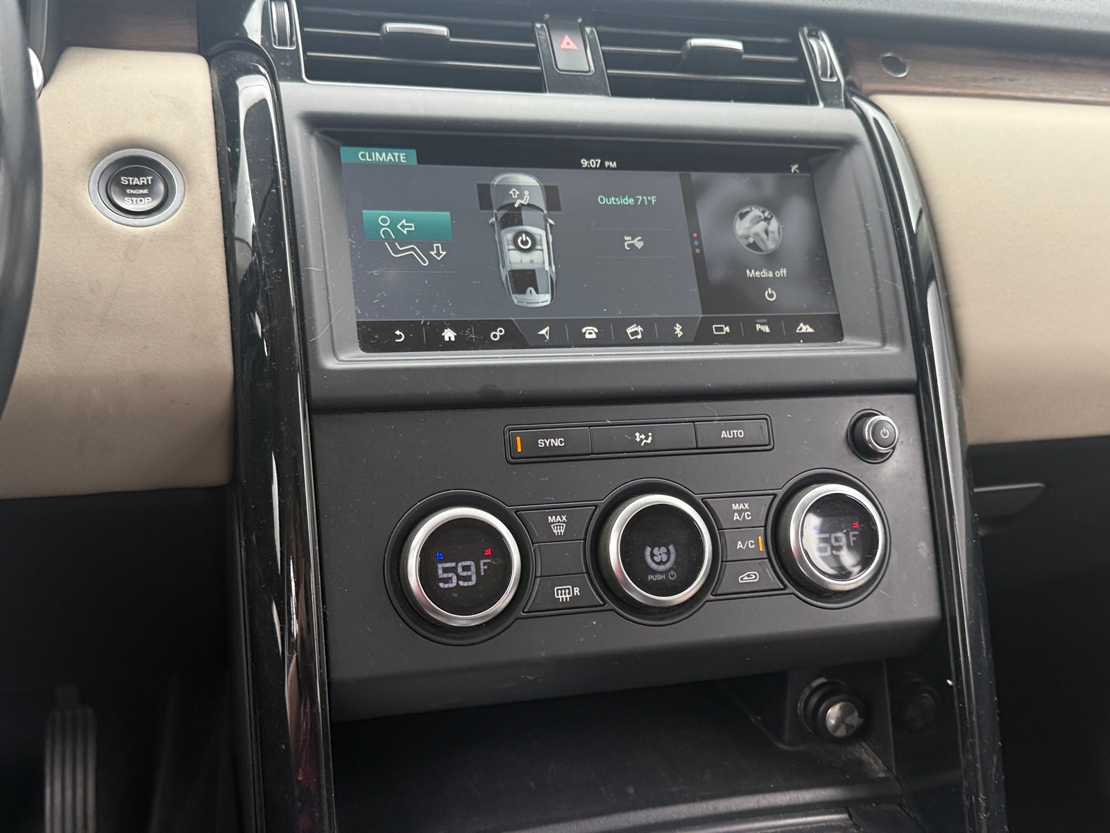 Thumbnail: 2018 Land Rover Discovery - 3