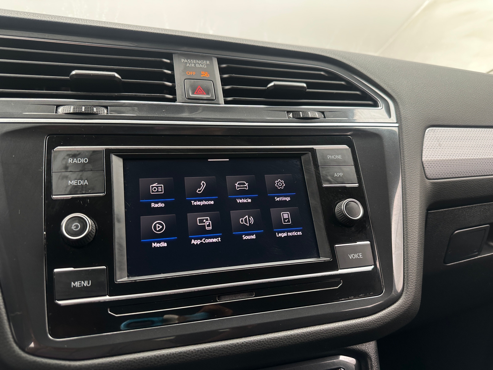 Thumbnail: 2023 Volkswagen Tiguan - 4