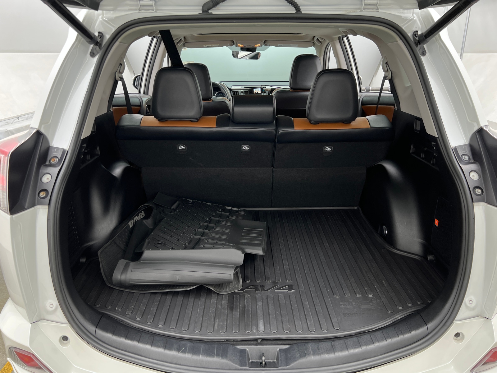 Thumbnail: 2017 Toyota RAV4 - 6
