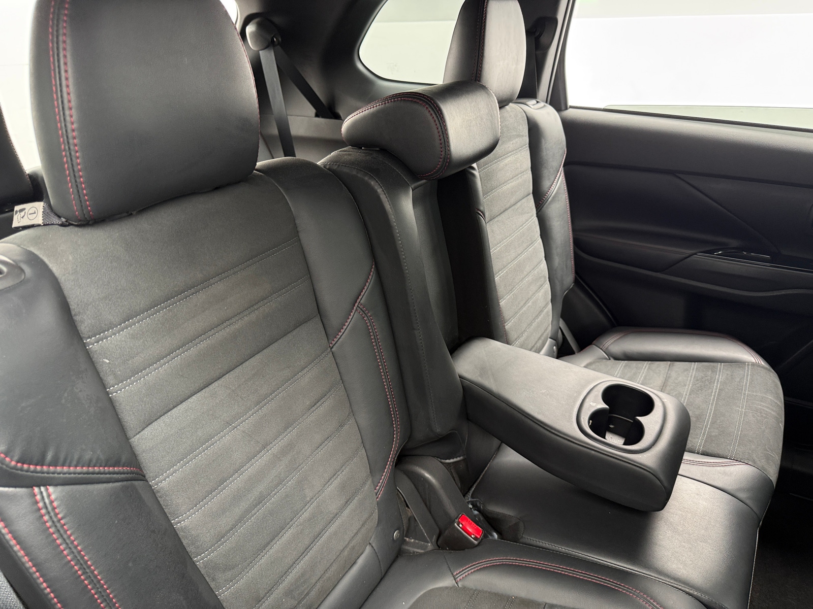 Thumbnail: 2020 Mitsubishi Outlander - 6