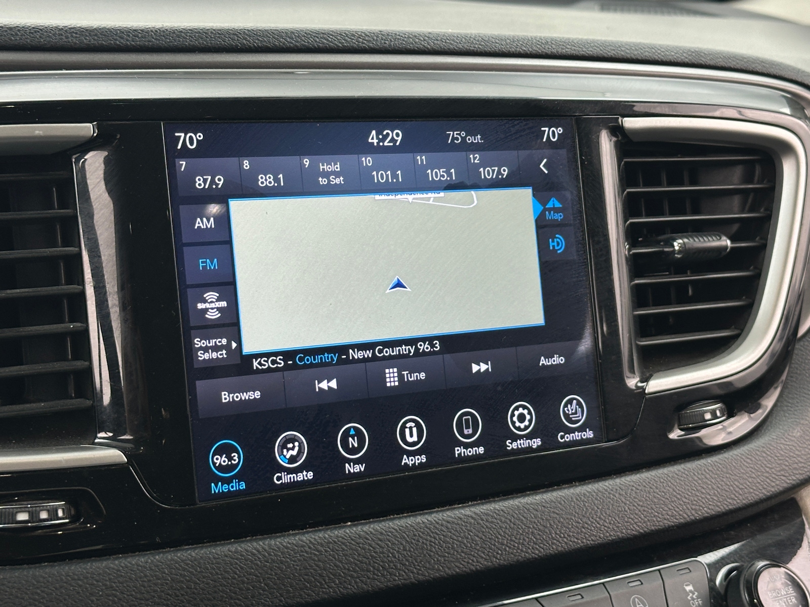 Thumbnail: 2020 Chrysler Pacifica - 3