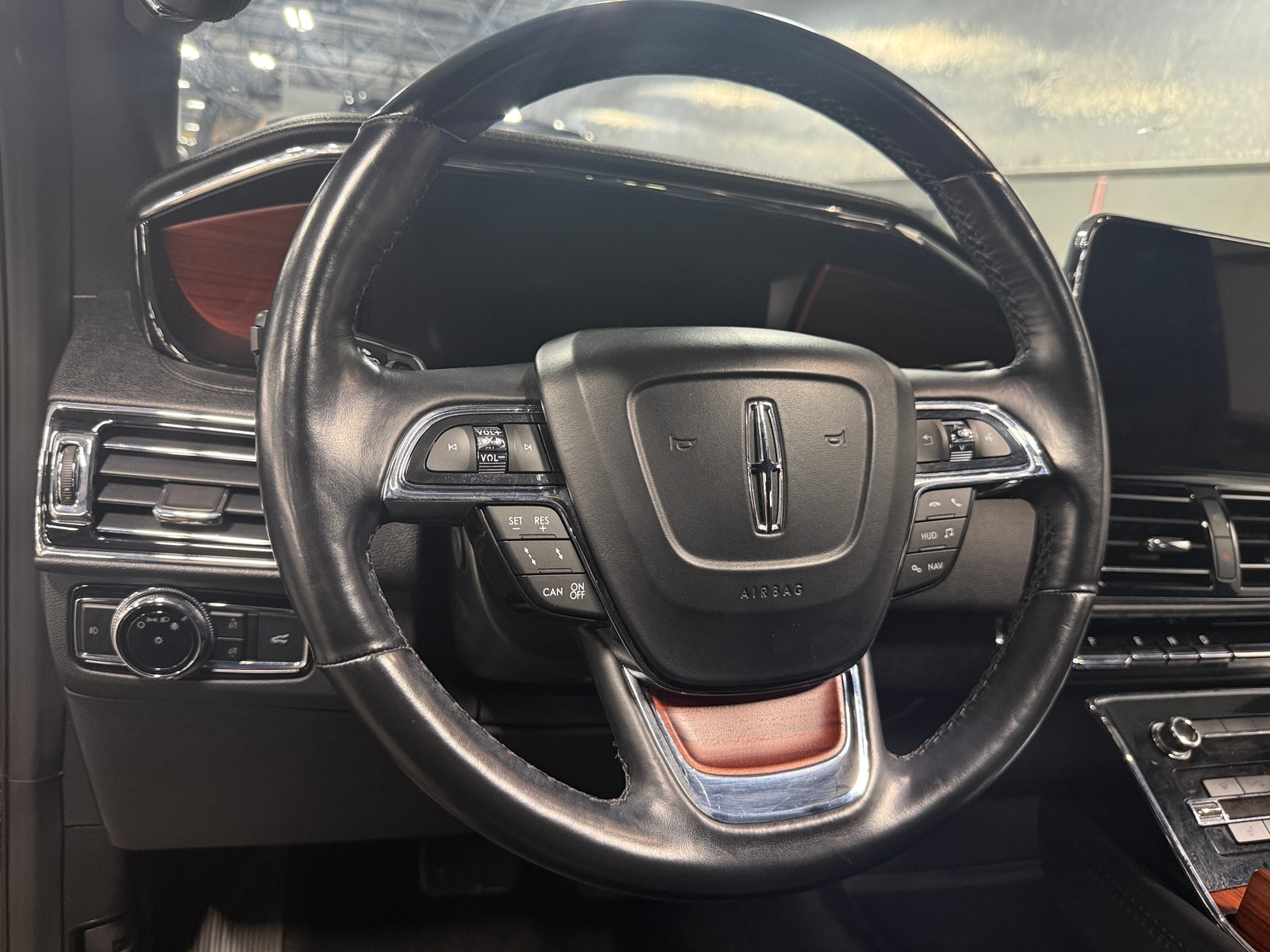Thumbnail: 2021 Lincoln Navigator L - 4