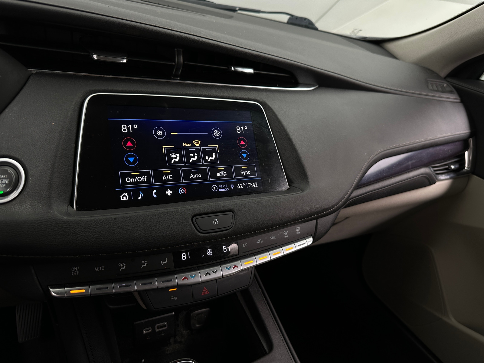 Thumbnail: 2023 Cadillac XT4 - 3