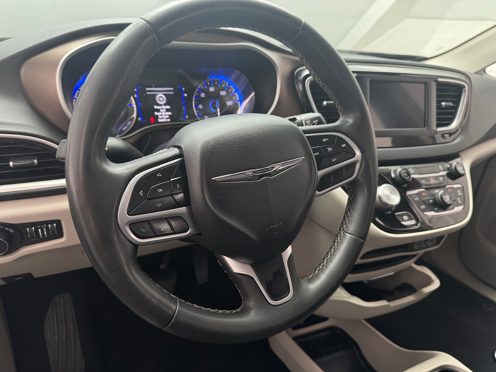 Thumbnail: 2022 Chrysler Voyager - 5