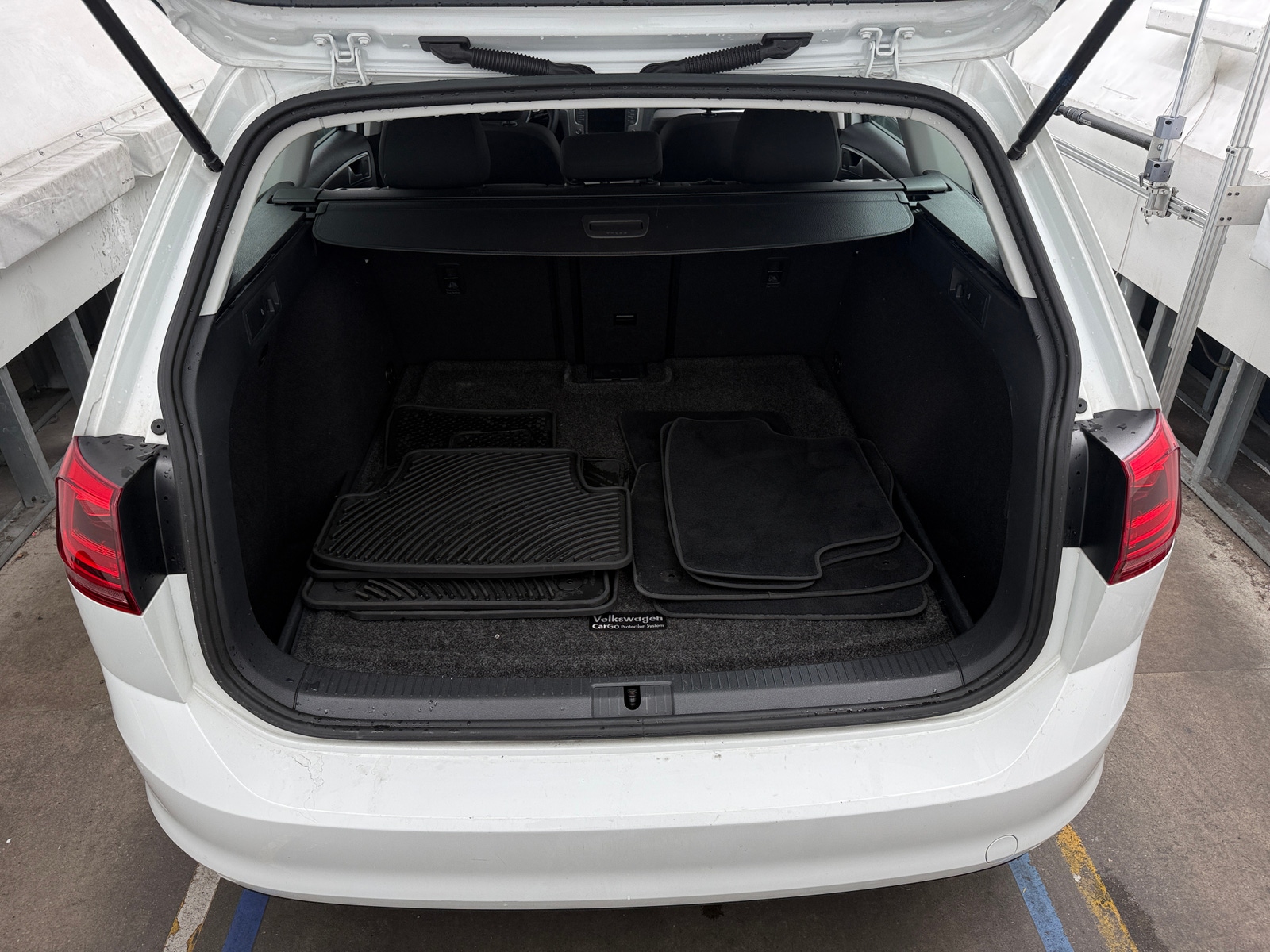 Thumbnail: 2017 Volkswagen e-Golf - 7