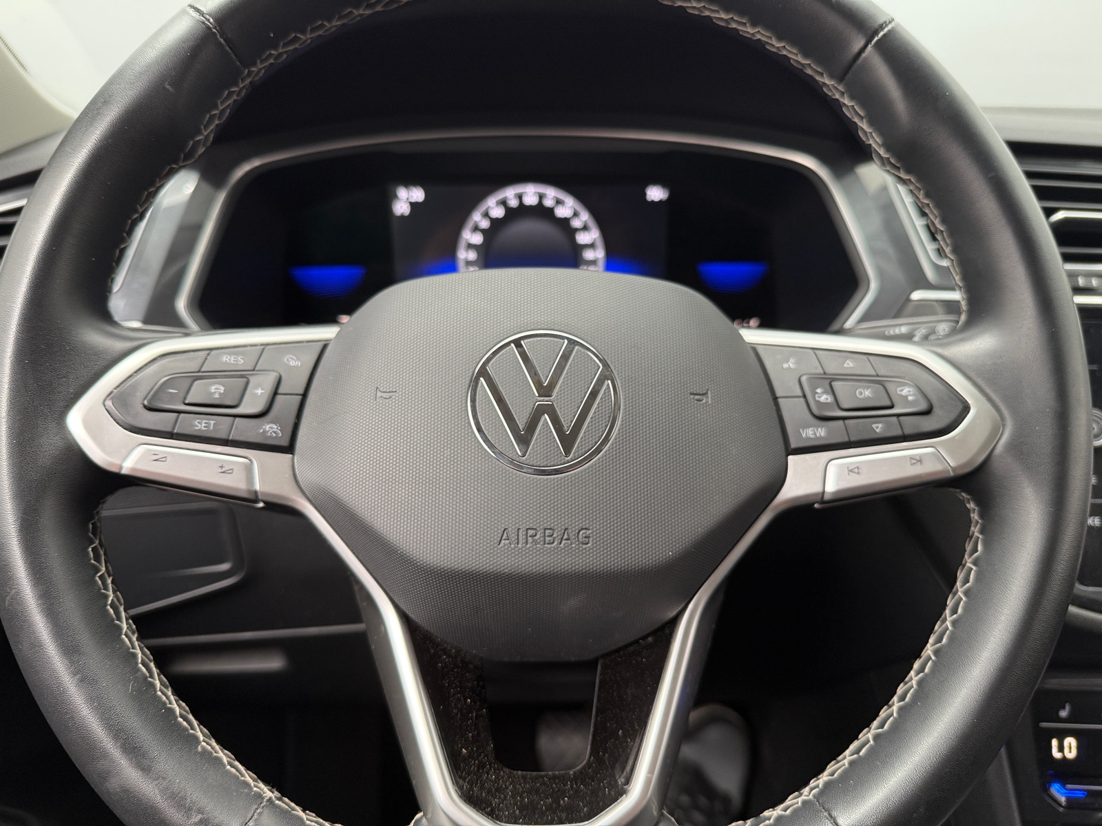 Thumbnail: 2022 Volkswagen Tiguan - 4